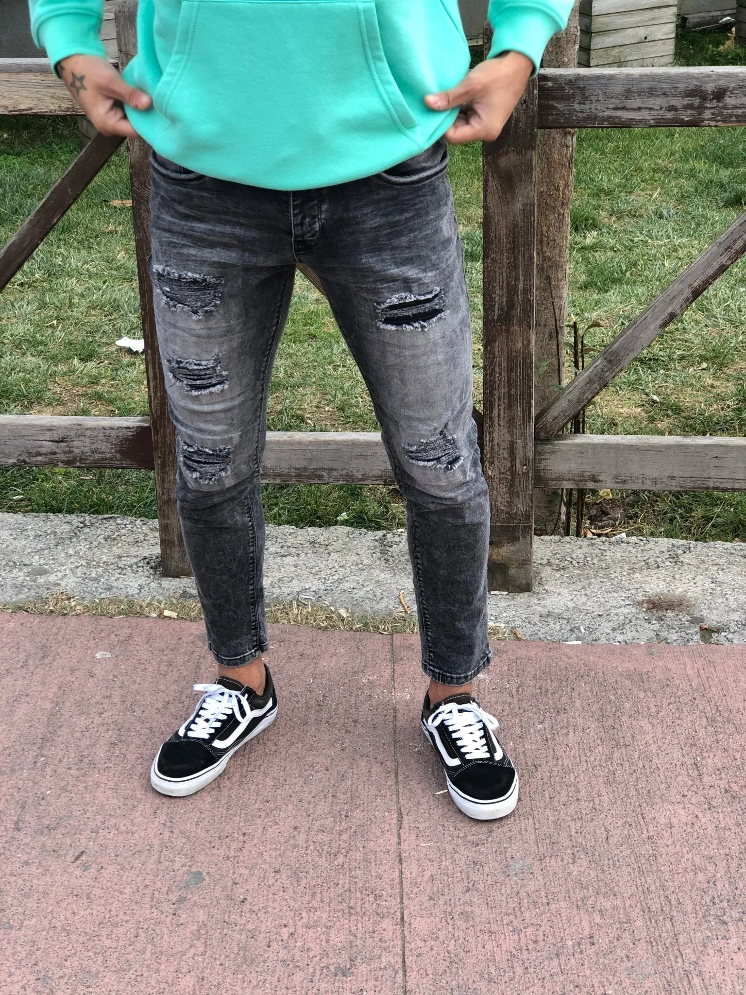 Sneakerjeans - Gray Ripped Skinny Jeans B149