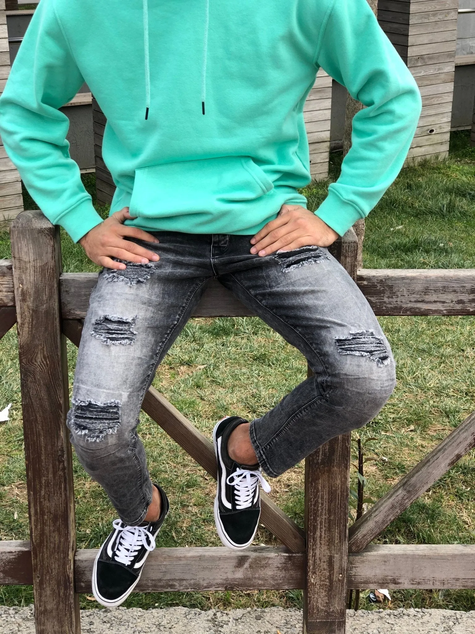 Sneakerjeans - Gray Ripped Skinny Jeans B149