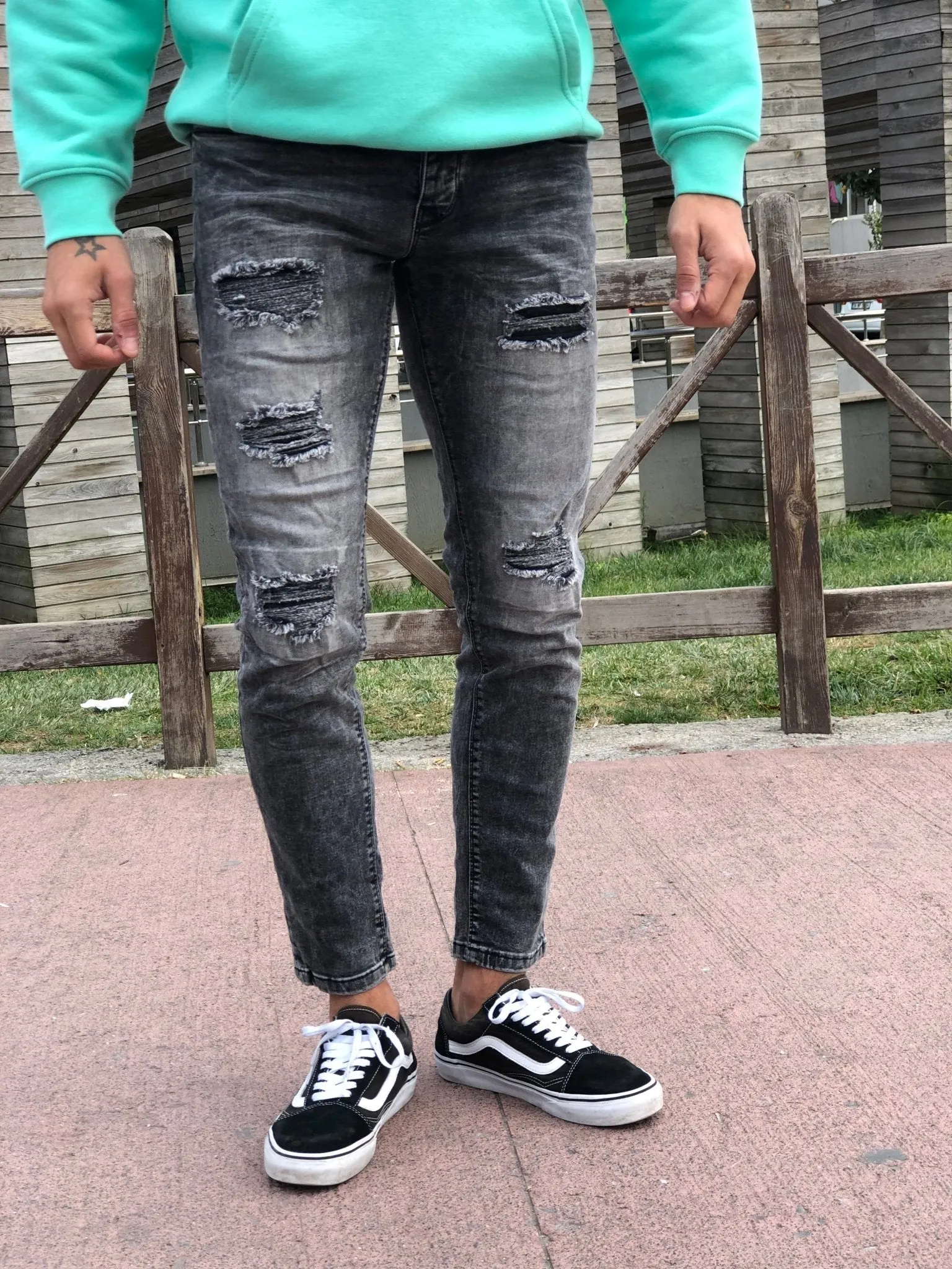 Sneakerjeans - Gray Ripped Skinny Jeans B149